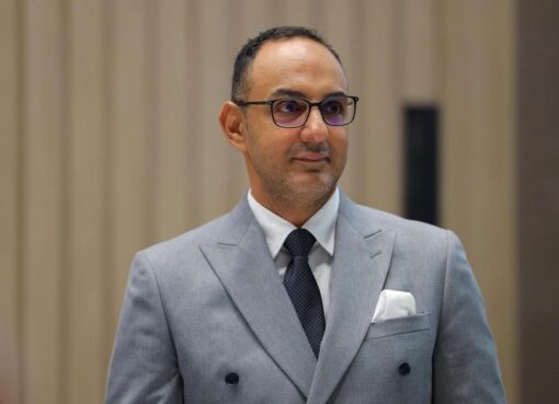 الذهب يعانق 5000