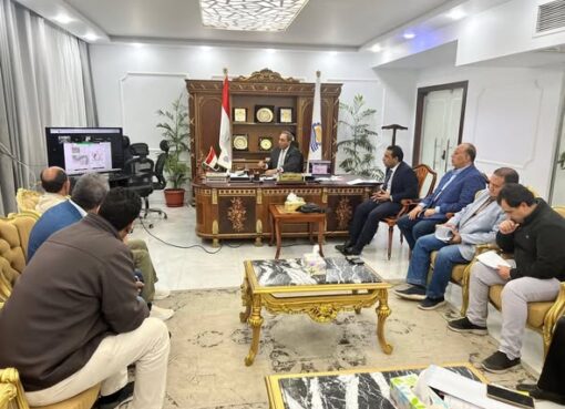 محافظ قنا يناقش