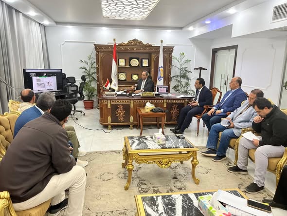 محافظ قنا يناقش