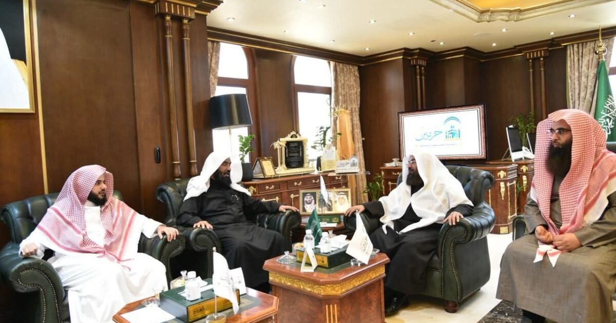 معالي رئيس الشؤون الدينية يطّلع على جهود مجلس الحلقات بالمسجد النبوي .