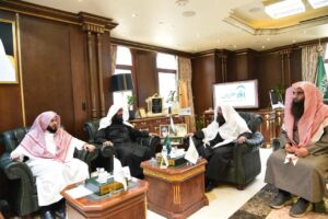 معالي رئيس الشؤون الدينية يطّلع على جهود مجلس الحلقات بالمسجد النبوي .