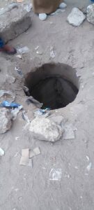 في أول أيام العام الجديد.. تلميذة تسقط في بيارة صرف صحي مفتوحة بمنيل شيحة وتُصاب بكسور وسحجات