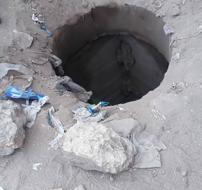 في أول أيام العام الجديد.. تلميذة تسقط في بيارة صرف صحي مفتوحة بمنيل شيحة وتُصاب بكسور وسحجات