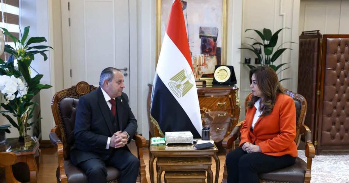 وزيرة التنمية تتابع مع محافظ بورسعيد أعمال تطوير الاسواق ومنظومة المخلفات والمشروعات الجارى 