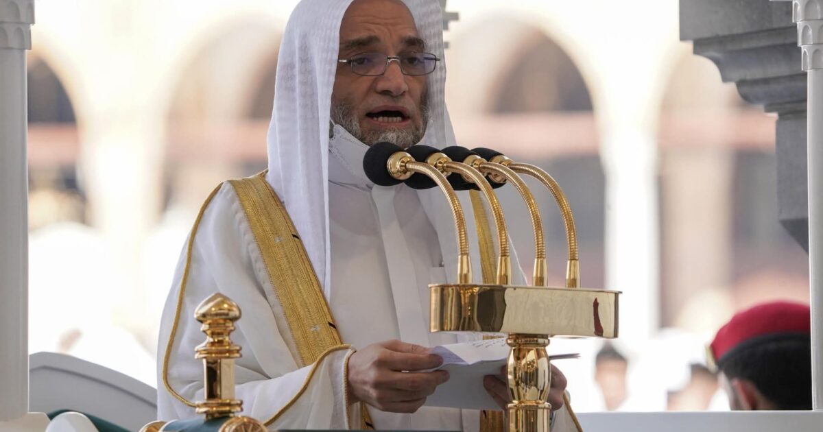 الشيخ الاستاذ الدكتور فيصل بن جميل غزاوي يؤم المصلين لصلاة الجمعة بالمسجد الحرام