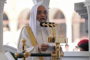 الشيخ الاستاذ الدكتور فيصل بن جميل غزاوي يؤم المصلين لصلاة الجمعة بالمسجد الحرام