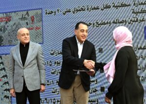 رئيس الوزراء يُسلم عددا من عقود مستحقي الوحدات السكنية بمشروع الإسكان القومي للشباب بمدينة الطود