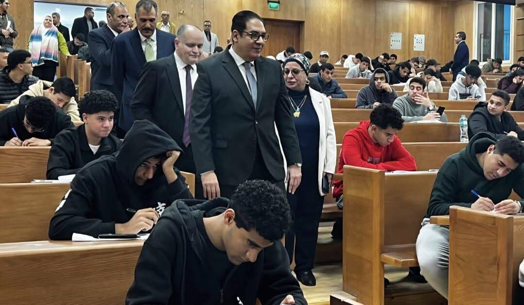 رئيس جامعة القاهرة يتفقد امتحانات الجامعة الأهلية والفرع الدولي ويطمئن على انتظامها