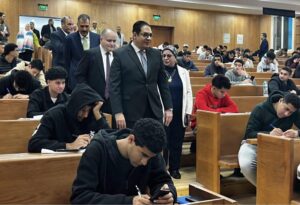 رئيس جامعة القاهرة يتفقد امتحانات الجامعة الأهلية والفرع الدولي ويطمئن على انتظامها
