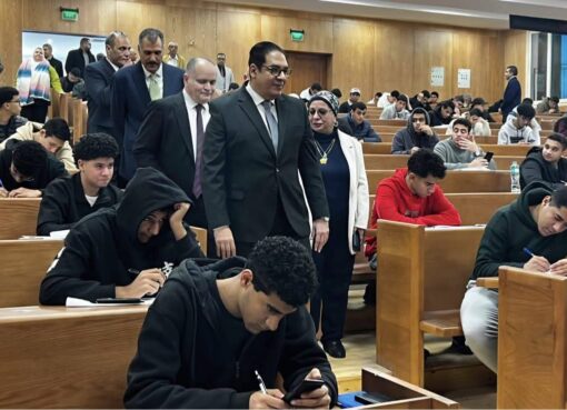 رئيس جامعة القاهرة يتفقد امتحانات الجامعة الأهلية والفرع الدولي ويطمئن على انتظامها