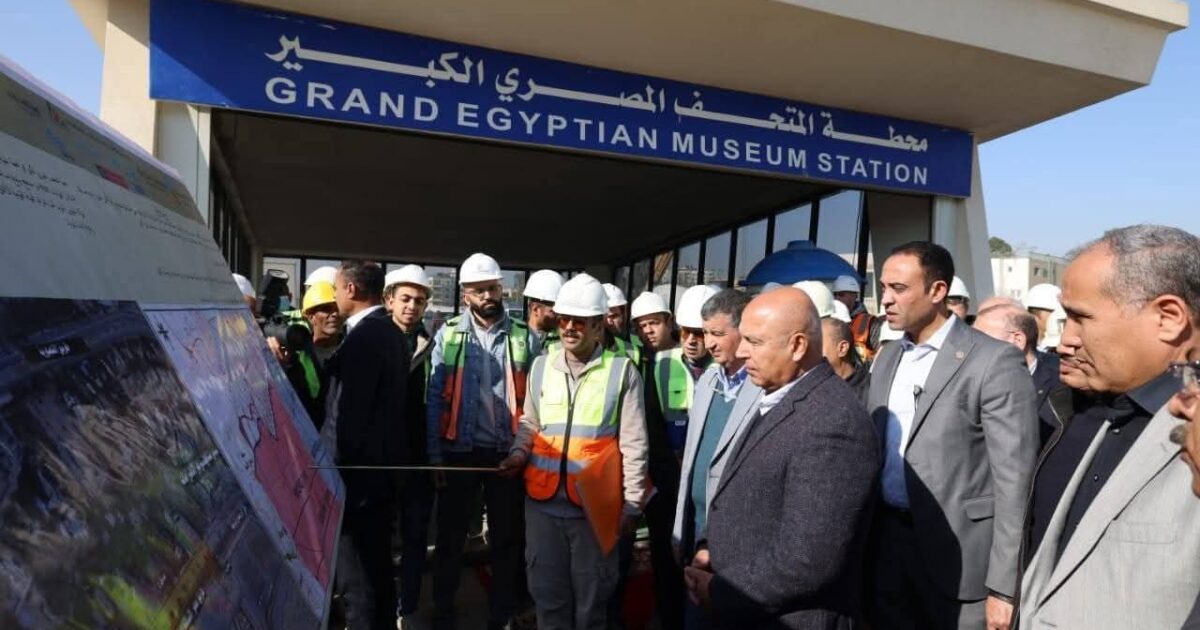 وزير الصناعة والنقل يجري جولة هامة بالمرحلة الأولى من الخط الرابع للمترو