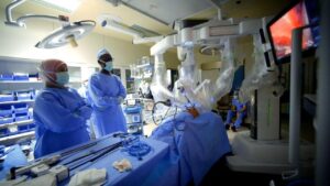 100 جراحة روبوتية في زمن قياسي… مدينة الملك عبدالله الطبية تسجّل أسرع انطلاقة للجراحات الروبوتية محلياً وتؤكد ريادتها إقليميًا