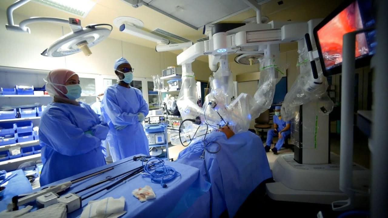 100 جراحة روبوتية في زمن قياسي… مدينة الملك عبدالله الطبية تسجّل أسرع انطلاقة للجراحات الروبوتية محلياً وتؤكد ريادتها إقليميًا