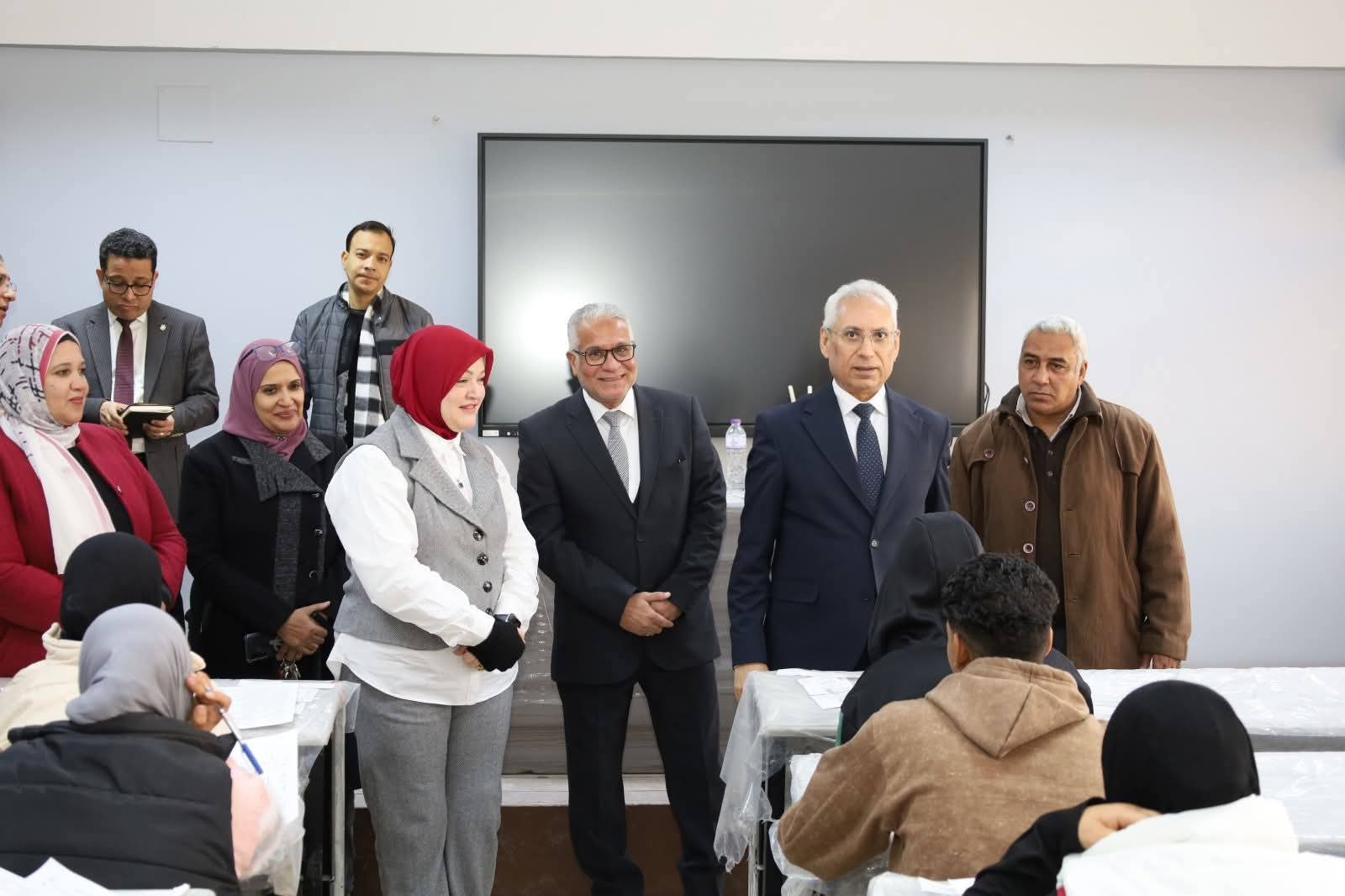 رئيس جامعة المنيا يواصل جولاته التفقدية لسير الامتحانات بكليات التربية الفنية، والتربية للطفولة المبكرة، والتربية النوعية، والحقوق