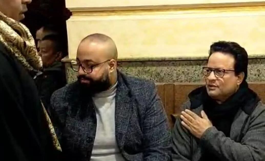 نجوم المجتمع يشاركون الفنان عمرو أبو زيد أحزانه بمسجد الرحمن الرحيم