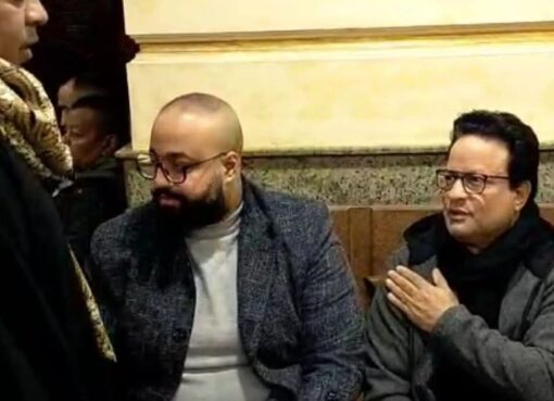 نجوم المجتمع يشاركون الفنان عمرو أبو زيد أحزانه بمسجد الرحمن الرحيم