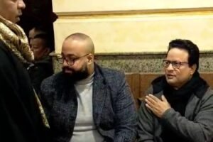 نجوم المجتمع يشاركون الفنان عمرو أبو زيد أحزانه بمسجد الرحمن الرحيم