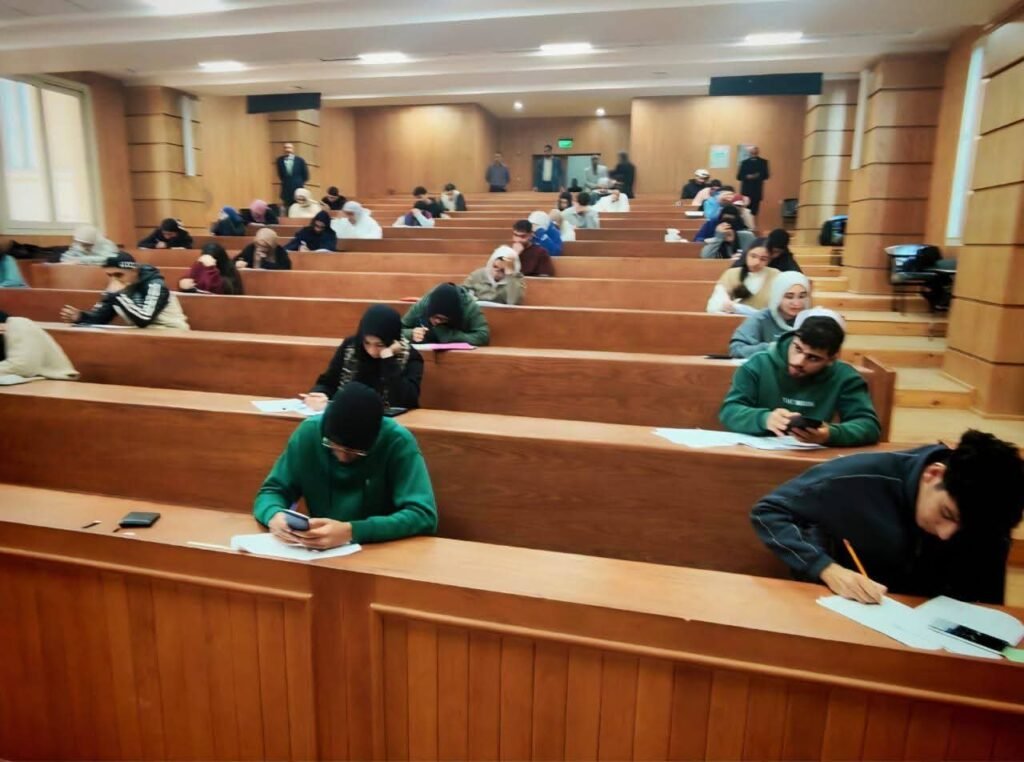 رئيس جامعة القاهرة يتفقد امتحانات الجامعة الأهلية والفرع الدولي ويطمئن على انتظامها