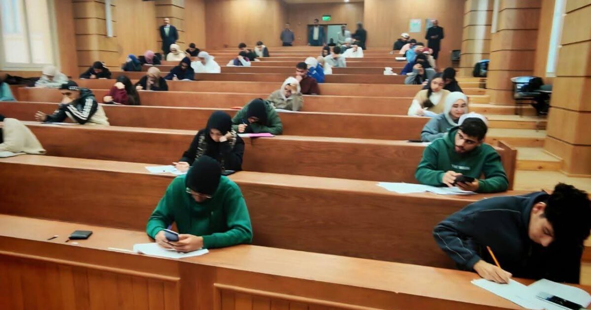 رئيس جامعة القاهرة يتفقد امتحانات الجامعة الأهلية والفرع الدولي ويطمئن على انتظامها