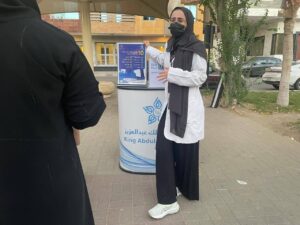 مستشفى الملك عبدالعزيز يفعّل اليوم العالمي للسلامة المرورية في ممشى اليمامة