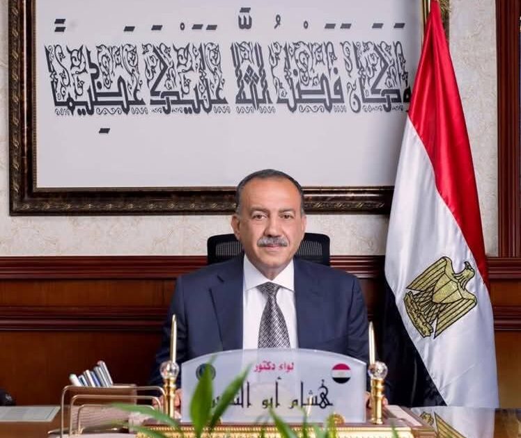 محافظ أسيوط يهنئ البابا تواضروس الثاني والأخوة الأقباط بمناسبة عيد الميلاد المجيد