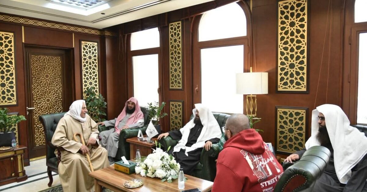 السديس يستقبل مستفيدي خدمات الرئاسة ويؤكد أن رضا المستفيد محورٌ رئيسي لتعزيز رسالة الحرمين