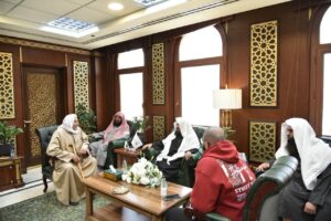 السديس يستقبل مستفيدي خدمات الرئاسة ويؤكد أن رضا المستفيد محورٌ رئيسي لتعزيز رسالة الحرمين