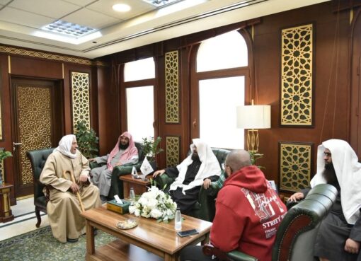 السديس يستقبل مستفيدي خدمات الرئاسة ويؤكد أن رضا المستفيد محورٌ رئيسي لتعزيز رسالة الحرمين