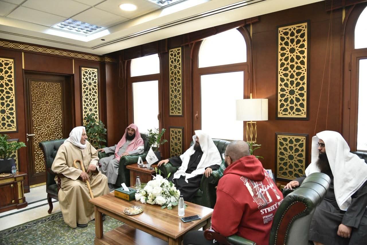 السديس يستقبل مستفيدي خدمات الرئاسة ويؤكد أن رضا المستفيد محورٌ رئيسي لتعزيز رسالة الحرمين