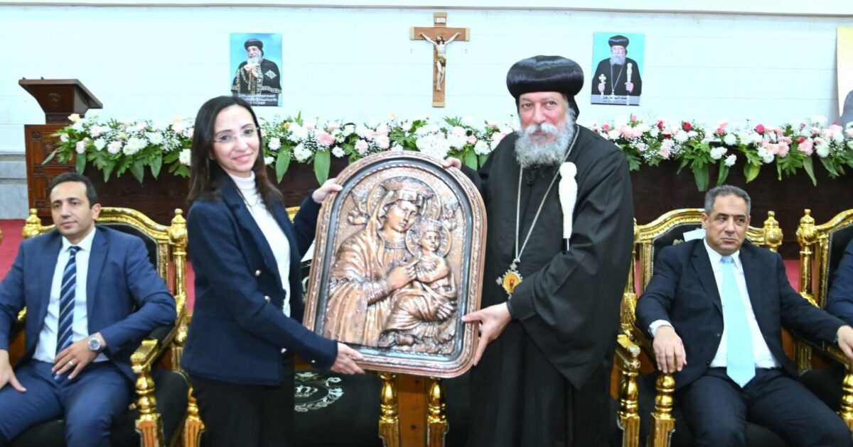 محافظ البحيرة ومدير الأمن يقدمان التهاني بعيد الميلاد المجيد لنيافة الأنبا إيلاريون بمقر المطرانية بدمنهور