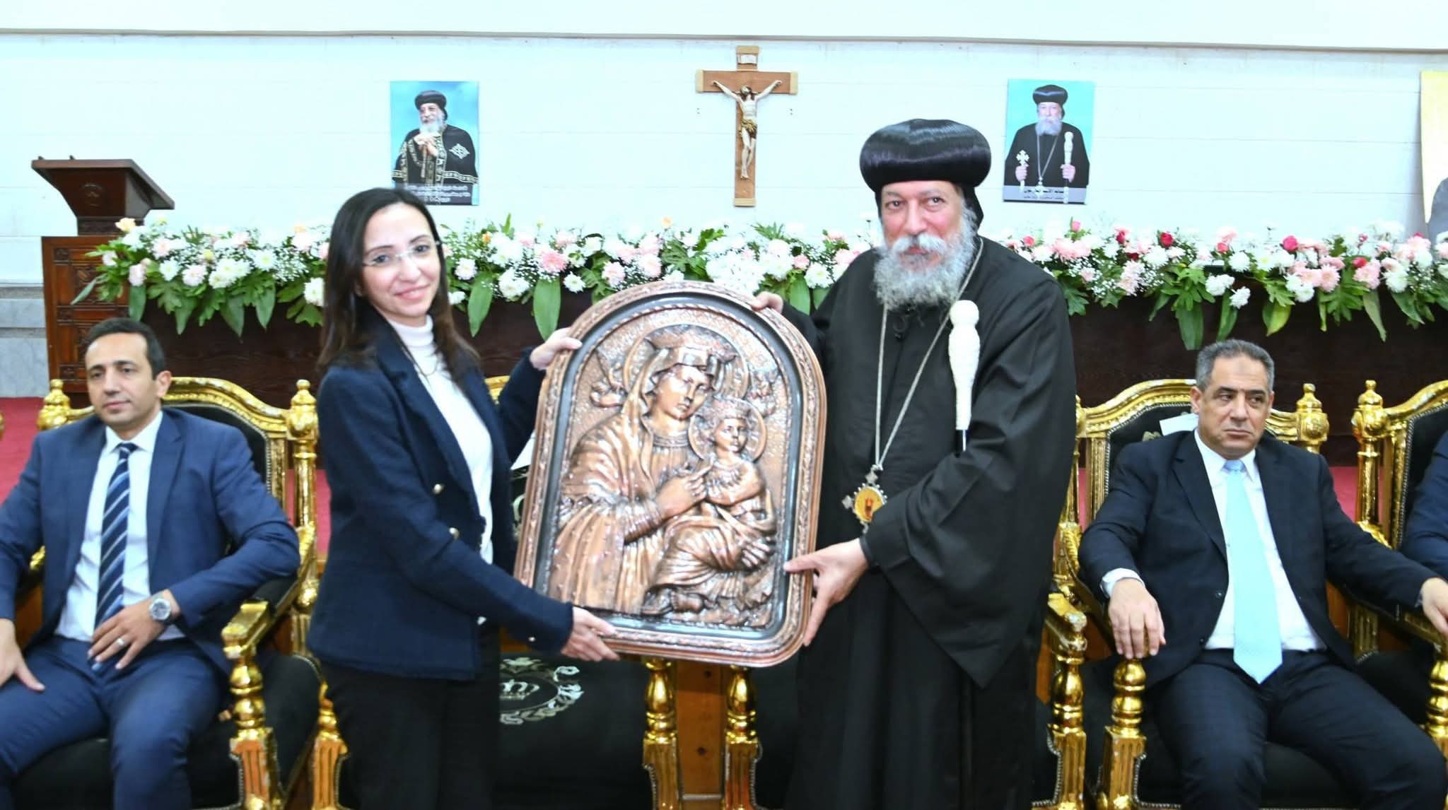 محافظ البحيرة ومدير الأمن يقدمان التهاني بعيد الميلاد المجيد لنيافة الأنبا إيلاريون بمقر المطرانية بدمنهور