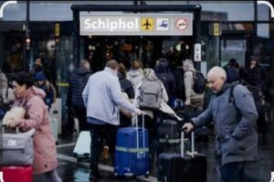 شلل جوي غير مسبوق في أوروبا.. انهيار مطار أمستردام يُلغي أكثر من 3300 رحلة