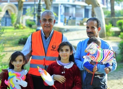 أسوان: إدارة الحدائق توزع الهدايا والألعاب على الأطفال بالحدائق والمتنزهات الاحتفال بعيد الميلاد المجيد