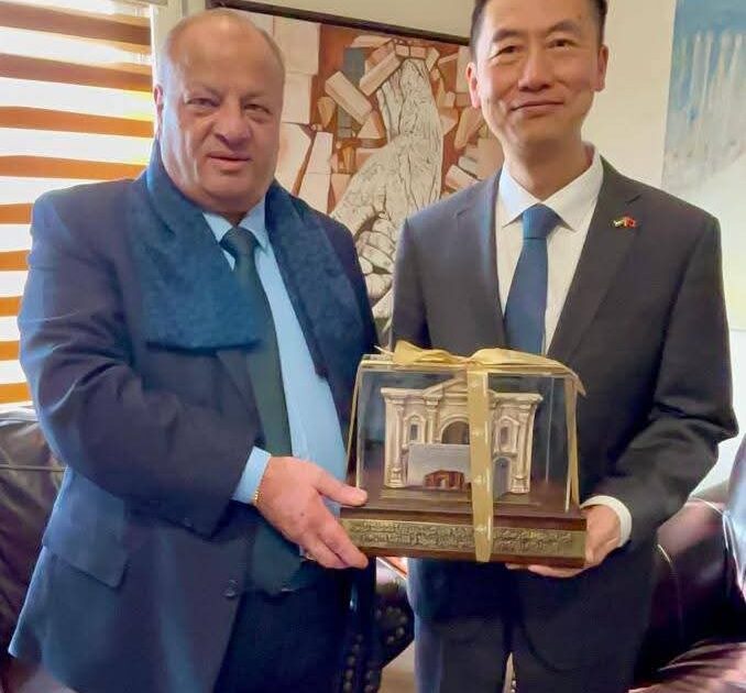 سماوي والسفير الصيني يبحثان سبل تطوير الروابط الثقافيّة بين المهرجان والصين