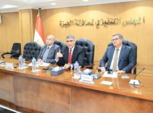 محافظ الجيزة يعقد اجتماعًا موسعًا للوقوف علي آليات تنفيذ المرحلة الأولى من تطوير طريق المنيب - العياط بطول 21 كم