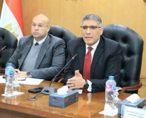 محافظ الجيزة يعقد اجتماعًا موسعًا للوقوف علي آليات تنفيذ المرحلة الأولى من تطوير طريق المنيب – العياط بطول 21 كم