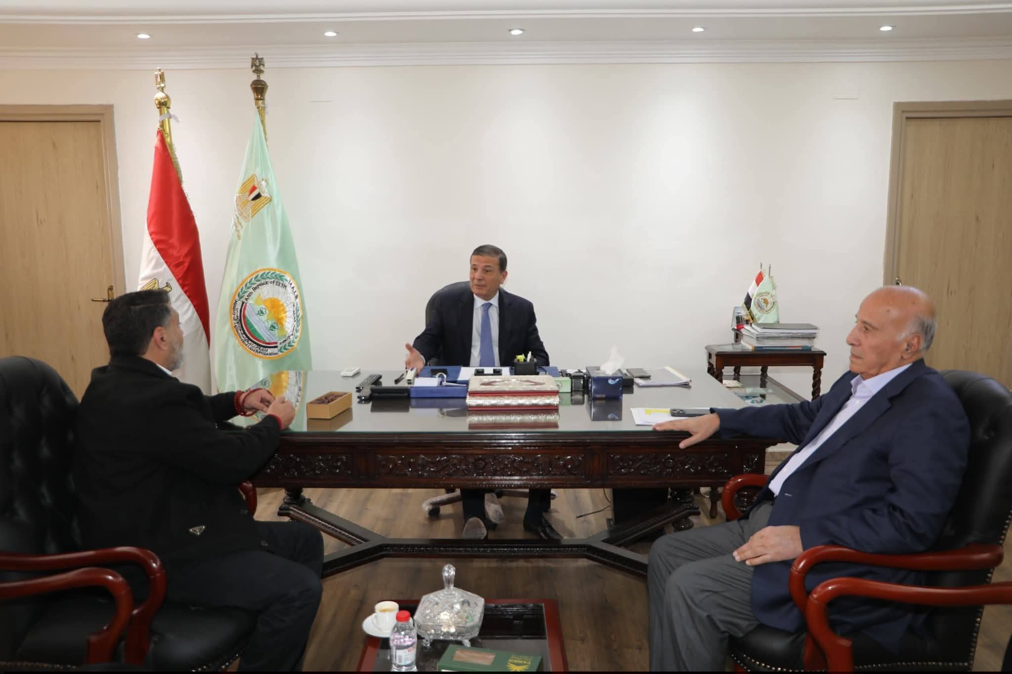 وزير الزراعة يبحث مع اتحاد منتجي الدواجن استقرار الأسعار ويؤكد دعم صغار المربين