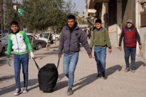 الجمعية التكاملية لذوي الإعاقة تثمن جهود الأستاذ ماجد أحمد جواد في مجال انجاح برامج وأنشطة الجمعية
منصور نظام الدين :مكة المكرمة:-
المستشار الإعلامي لجريدة موطني الدولية
أعربت الجمعية التكاملية لذوي الإعاقة عن بالغ الشكر والتقدير للأستاذ ماجد أحمد موسى جواد
تقديرا لجهوده الكبيرة والمتميزة في مجال التنقية الحيوية الطبية
وإنجاح برامج وأنشطة الجمعية الهادفة لتمكين وتنمية ورعاية المستفيدين من ذوي الإعاقة
وما تميز به الأستاذ ماجد أحمد جواد في الأداء، وكان له أثر إيجابي ملموس واسهم بشكل واضح في تحقيق أهداف الجمعية وخدمة مستفيديها
وتمنت الجمعية له دوام التوفيق والنجاح الدائم
كما اعرب رئيس مجلس إدارة الجمعية الدكتور سعود بن معاشي الرويلي عن شكره وتقديره للأستاذ ماجد جواد
من جهته أعرب الأستاذ ماجد أحمد جواد عن بالغ الشكر والتقدير للجمعية والقائمين عليها لخدمة ذوي الإعاقة
وأكد بأن هذه الشهادة محل فخر واعتزاز له
كما تعد حافزا له لبذل المزيد من الجهد والعطاء لخدمة الدين والوطن والمجتمع بصفة عامة، وخدمة ذوي الإعاقة بصفة خاصة هذه الغالية في المجتمع
سائلًا من الله تعالى العون والتوفيق والسداد