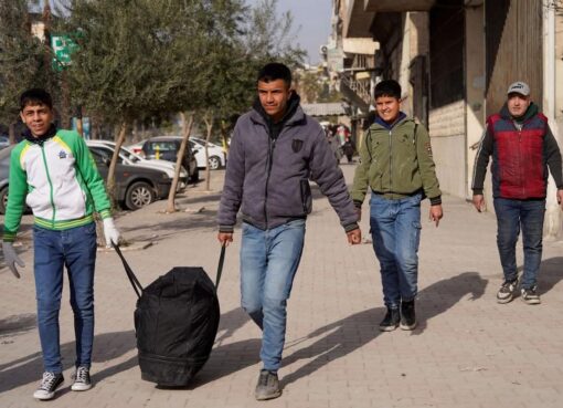 الجمعية التكاملية لذوي الإعاقة تثمن جهود الأستاذ ماجد أحمد جواد في مجال انجاح برامج وأنشطة الجمعية منصور نظام الدين :مكة المكرمة:- المستشار الإعلامي لجريدة موطني الدولية أعربت الجمعية التكاملية لذوي الإعاقة عن بالغ الشكر والتقدير للأستاذ ماجد أحمد موسى جواد تقديرا لجهوده الكبيرة والمتميزة في مجال التنقية الحيوية الطبية وإنجاح برامج وأنشطة الجمعية الهادفة لتمكين وتنمية ورعاية المستفيدين من ذوي الإعاقة وما تميز به الأستاذ ماجد أحمد جواد في الأداء، وكان له أثر إيجابي ملموس واسهم بشكل واضح في تحقيق أهداف الجمعية وخدمة مستفيديها وتمنت الجمعية له دوام التوفيق والنجاح الدائم كما اعرب رئيس مجلس إدارة الجمعية الدكتور سعود بن معاشي الرويلي عن شكره وتقديره للأستاذ ماجد جواد من جهته أعرب الأستاذ ماجد أحمد جواد عن بالغ الشكر والتقدير للجمعية والقائمين عليها لخدمة ذوي الإعاقة وأكد بأن هذه الشهادة محل فخر واعتزاز له كما تعد حافزا له لبذل المزيد من الجهد والعطاء لخدمة الدين والوطن والمجتمع بصفة عامة، وخدمة ذوي الإعاقة بصفة خاصة هذه الغالية في المجتمع سائلًا من الله تعالى العون والتوفيق والسداد