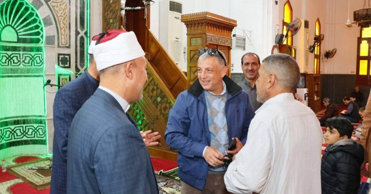 محافظ الإسماعيلية يؤدي شعائر صلاة الجمعة بمسجد مجمع الشهداء الإسلامي بحي ثالث مدينة الإسماعيلية 