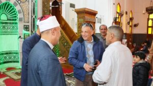 محافظ الإسماعيلية يؤدي شعائر صلاة الجمعة بمسجد مجمع الشهداء الإسلامي بحي ثالث مدينة الإسماعيلية 