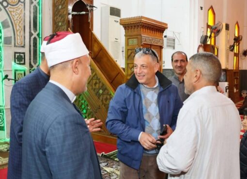 محافظ الإسماعيلية يؤدي شعائر صلاة الجمعة بمسجد مجمع الشهداء الإسلامي بحي ثالث مدينة الإسماعيلية 