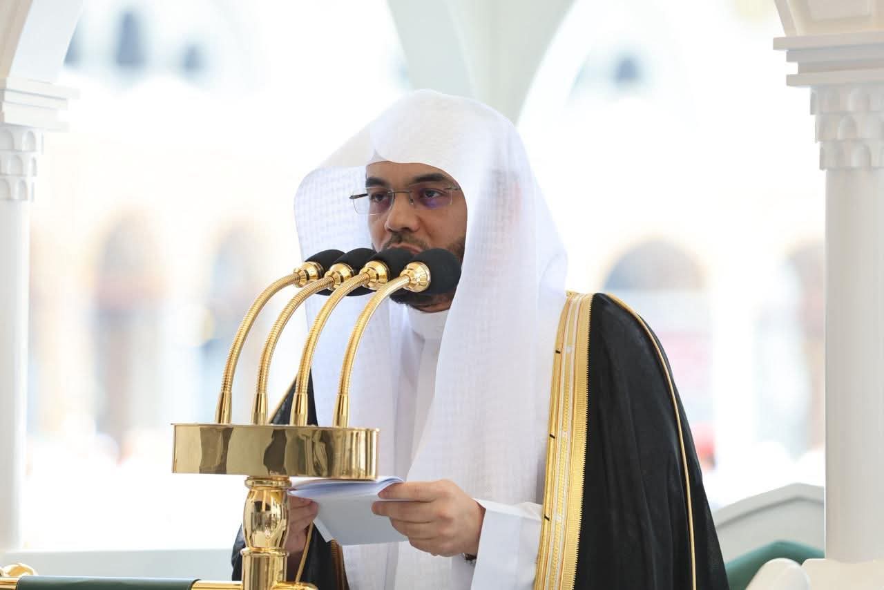 فضيلة الشيخ الدكتور ياسر الدوسري يؤم المصلين لصلاة الجمعة من المسجد الحرام