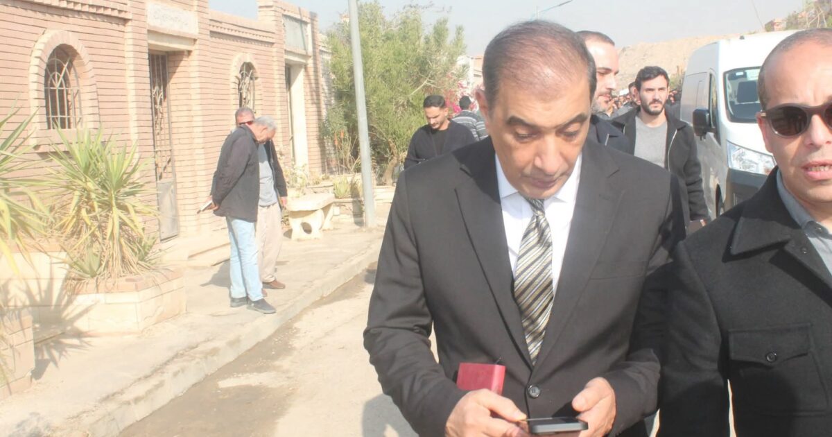 بر والسلوان.نعي واجب.. المستشار ماهر إسكندر يشارك رجل الأعمال حسام حسن أحزانه في وداع والدته