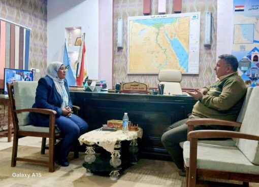 فايزة أحمد تعقد اجتماعًا موسعًا مع رئيس مدينة الشلاتين لبحث القضايا التعليمية