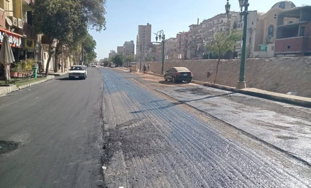محافظ أسيوط: الانتهاء من مراحل متقدمة في رصف شارع الجلاء بحي شرق لتحسين السيولة المرورية والمظهر الحضاري