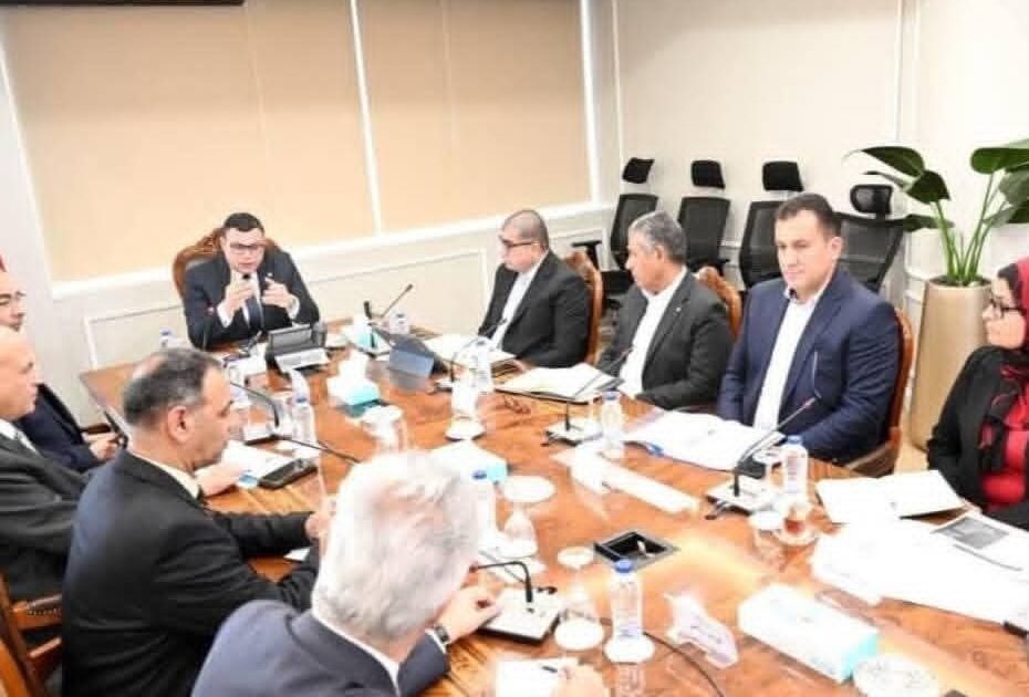 الإسكان:الوزير يعقد اجتماع مع مسئولي شركة سامكريت لمتابعة الموقف التنفيذي للمشروعات.