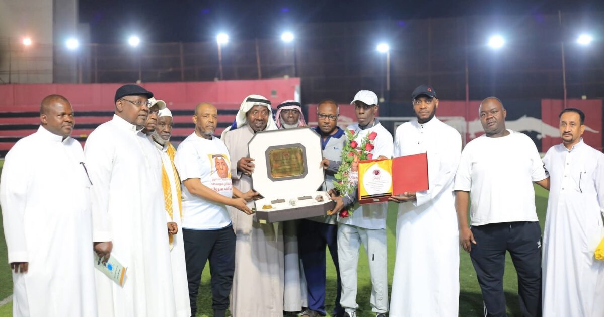 شباب العرين يكرمون الدكتور عبد الفتاح هوساوي لاختياره ضمن أكثر من 100شخصية مؤثرة في الشرق الاوسط