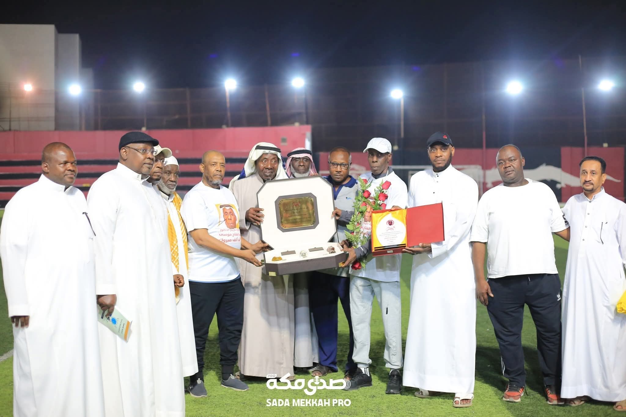 شباب العرين يكرمون الدكتور عبد الفتاح هوساوي لاختياره ضمن أكثر من 100شخصية مؤثرة في الشرق الاوسط