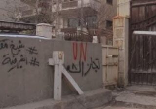 احتجاجات موالية لـ«قسد» تهاجم مقر الأمم المتحدة بالقامشلي